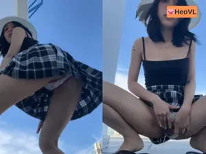 Cô bạn gái dâm đi du lịch nhưng cũng không quên quay clip show hàng cho fans xem
