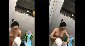 Quay lén học sinh nữ nhà bên tắm