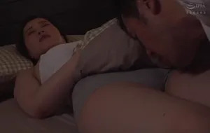 3 ngày anh xã đi làm ăn, người vợ ở nhà nữa đêm bị bố chồng mò vào phòng