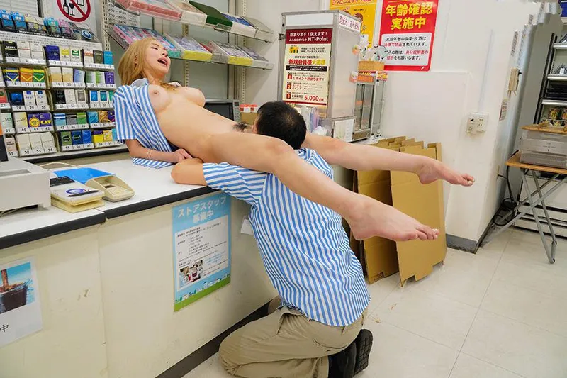 Anh quản lý tống tình con gái ngổ ngáo của chủ cửa hàng tiện lợi