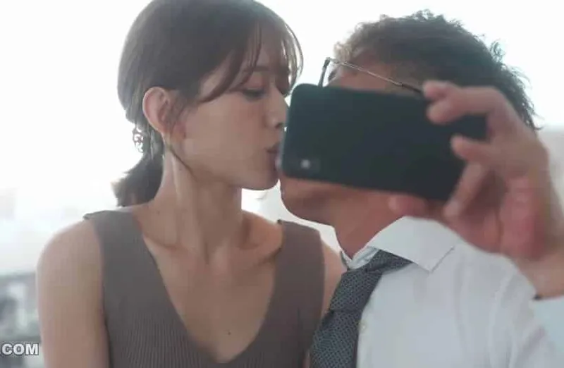 Thấy người vợ hơi lạ, người chồng xem điện thoại người vợ và thấy cảnh trả bài với sếp của mình